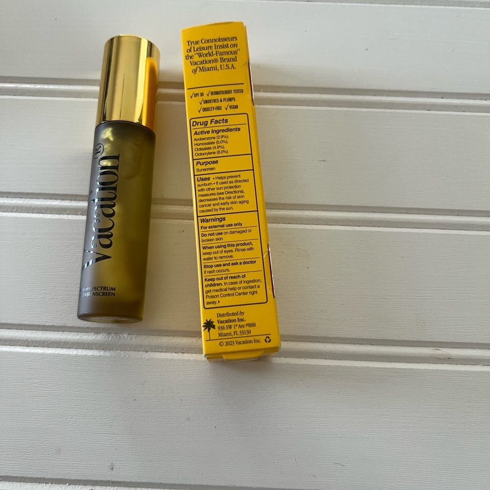 Vacation Chardonnay SPF 30 Lip Oil - Yellow Gold Packaging - Picture 4 of 5
